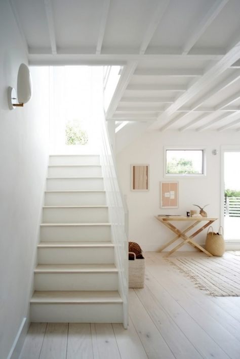 Montauk-Beach-House-Space-Exploration-Remodelista-5-768x1150 Montauk Beach, White Beams, Coastal Living Rooms, Casa Container, Beach House Interior, Beach House Design, Tiny House Movement, Design Del Prodotto, White Room