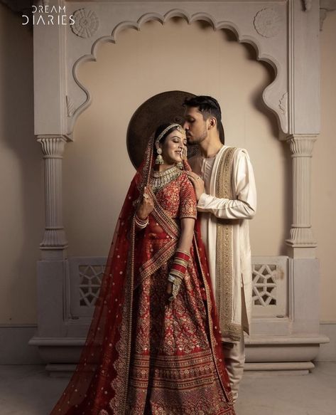 Groom Bride Poses Indian, Indian Wedding Photo Inspiration, Wedding Picture Poses Indian, Wedding Pose For Couple, Indian Bride And Groom Pictures, Indian Wedding Shoot Poses, Royal Photoshoot Ideas Indian, Hindu Wedding Photography India, Indian Reception Photoshoot