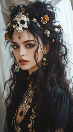 Gothic Hair Wedding, Special Effect Makeup, Oc Cosplay Ideas, Gothic Wedding Hairstyles, Witch Costume Ideas For Women, Pirates Makeup, Pirate Hairstyles For Women, Pirate Makeup Women, Makeup Pirate