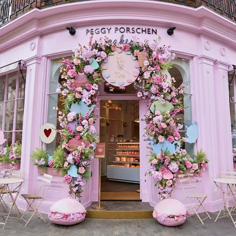 London Belgravia, London Village, Boutique Patisserie, Peggy Porschen Cakes, Outdoor Restaurants, Peggy Porschen, Belgravia London, Store Design Boutique, Elizabeth Street