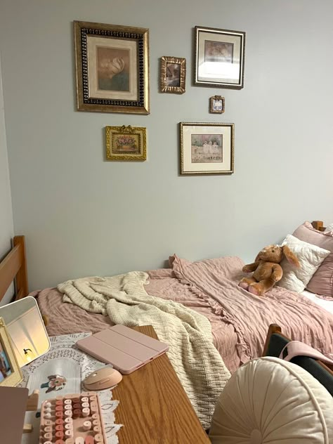 Coquette Dorm Room Ideas, College Dorm Coquette, Dorm Room Ideas Coquette, Feminine Dorm Room Ideas, Coquette Dorm Room Aesthetic, Light Academia Dorm Room, Old Money Dorm Room, Dorm Room Coquette, British Bedroom Ideas