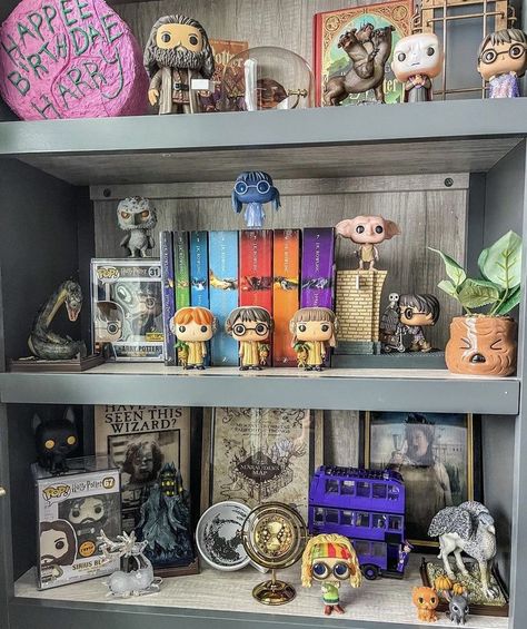 Harry Potter Collection Display, Harry Potter Book Shelf, Harry Potter Bedrooms, Harry Potter Bookshelf, Funko Pop Display Ideas, Harry Potter Shelf, Harry Potter Display, Harry Potter Fanları, Игрушки Funko Pop