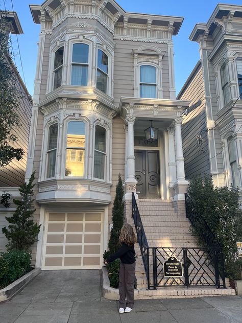 #sanfrancisco #fullhouse #fullerhouse #tannershouse #sf #vacation #pictureideas #ootd Coquette House, House Ideas Modern, Bloxburg House Ideas Aesthetic, Townhouse Exterior, Apartment Exterior, House Decorating Ideas Apartments, Small House Layout, City Layout, Tiny House Layout