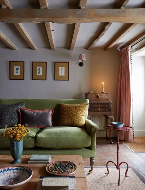 Cotswold Cottage, Cotswolds Cottage, Modern Country Style, Cottage Living Room, Sitting Rooms, Cottage Living Rooms, Cosy Living Room, Cottage Interior, Green Sofa