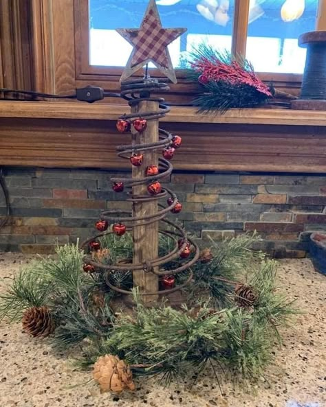 Crafts Made Out Of Nature, Bedspring Christmas Tree, Christmas Bed Spring Ideas, Bed Spring Christmas Tree, Vintage Spring Crafts, Bed Spring Crafts Diy, Country Christmas Decorations Diy, Bed Spring Ideas, Primitive Christmas Trees