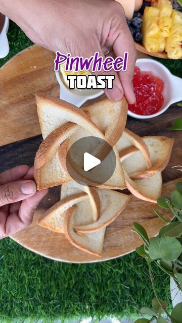 Square Bread, Fancy Toast, Fancy Breakfast, Fancy Appetizers, Easy Peasy Recipes, Lake House Food Ideas, Decorações Com Comidas, Pinwheel Recipes, Bread Art