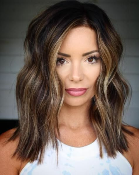 Midi Choppy Cut for an Oval Face 2023 Hair Trends For Women Brown, Low Maintenance Haircut Fine Hair, 2023 Lob, Brown Lob, Amaretto Cake, Summer Brunette, Bridesmaids Hair, Oval Face Hairstyles, Brunette Balayage Hair