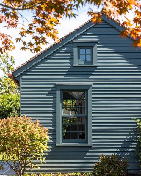 BRYAN GRAYBILL on Instagram: “Autumn 🍂 in East Hampton @thedowagerinn #narragansettgreen #easthampton #guesthouse #clapboard #architecture #visionsofhome 📸 :…” Benjamin Moore Narragansett Green, Bryan Graybill, Narragansett Green, New England Colonial House, Newburg Green, Green Living Rooms, Green House Exterior, New England House, Mountain Farmhouse