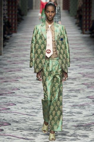 See the complete Gucci Spring 2016 Ready-to-Wear collection. Silhouette Mode, Gucci Spring, Gucci Fashion, Spring Summer 2016, 2016 Fashion, Mode Inspiration, Fashion Week Spring, Primavera Estate, Milan Fashion Week