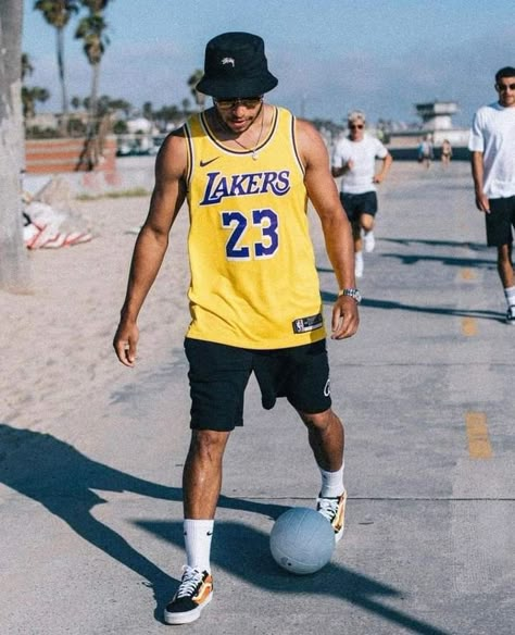 Laker Jersey Outfit Men, Outfits Aesthetic Streetwear, Nba Jersey Outfit, Lakers Outfit, Nba Streetwear, Summer Men Outfit, Basketball Jersey Outfit, Drip Ideas, Fashion Outfits Aesthetic