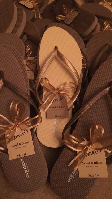 Souvenir Wedding Unik, Dancing Shoes Wedding, Summer Reception, Shoe Basket, Trendy Wedding Favors, Wedding Flip Flops, Wedding Sneakers, Scottsdale Wedding, Wedding Favors Cheap