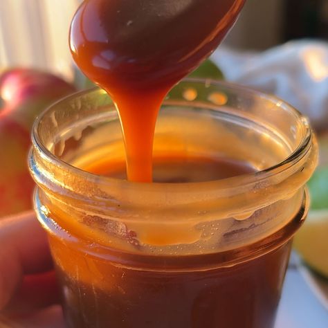 Vegan Caramel Dip Vegan Caramel Sauce Recipe, Vegan Apple Pie, Caramel Recipe, Coconut Chia Pudding, Caramel Dip, Sweet Potato Brownies, Caramel Recipes Sauce, Vegan Caramel, Homemade Caramel Sauce