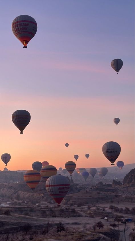 Hot Air Balloons Wallpaper, Cappadocia Wallpaper, Air Balloon Aesthetic, Fly Aesthetic, Flying Wallpaper, Fly Wallpaper, Hot Air Balloon Wallpaper, Hot Air Balloons Photography, Flying Balloon