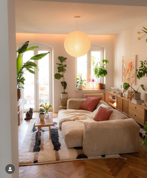 Nyc Small Living Room, Boho Appartement, Small Boho Living Room Ideas, Boho Studio Apartment Ideas, Cozy Living Rooms Apartment Small Spaces, Warm Interior Design Cozy Living Rooms, Warm Boho Living Room, Boho Cozy Living Room, Boho Glam Living Room