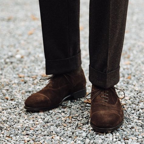 MORJAS on Instagram: “Raising the bar with The Oxford in brown suede. Paired with brown flannels. #morjas #morjasoxford #oxfordshoes #goodyearwelted” Brown Flannel, Brown Oxfords, Oxford Shoes Men, Mens Attire, Goodyear Welt, Brown Suede, Modern Man, Work Boots, Chukka Boots