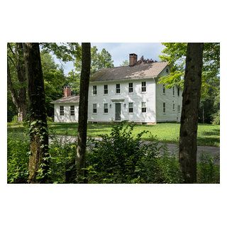 Rob Karosis Tennessee House, New England Farmhouse, Saltbox Houses, Farmhouse Architecture, England Homes, Colonial Homes, Farmhouse Landscaping, Colonial Home, New England Homes