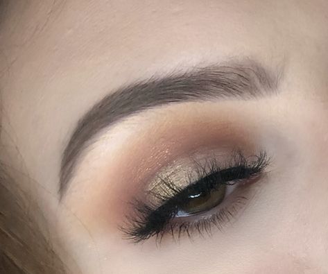 Soft golden brown eyeshadow perfect for blue, green, hazel and of course, brown eyes. Using the ABH soft glam eyeshadow palette and Lilly lashes in the style Miami. Abh Soft Glam Looks, Soft Glam Looks, Abh Soft Glam, Soft Glam Eyeshadow, Simple Eyeshadow Looks, Glam Eyeshadow, Lilly Lashes, Short Lashes, Simple Eyeshadow