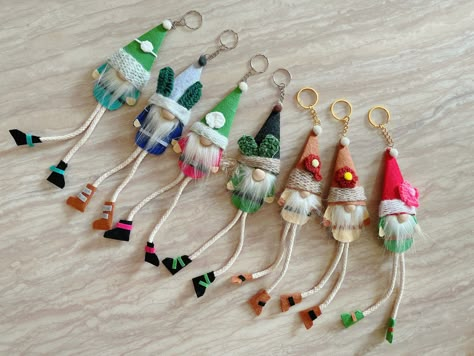 Gnome Keychain Diy, Unique Christmas Crafts, Gnome Projects, Gnome Keychain, Diy Fairy Wings, Bohemian Crafts, Christmas Crafts For Adults, Cloth Dolls Handmade, Loom Knit