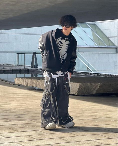 Gang Outfits Men, Mens Techwear Fashion, Punk Emo Outfits, Cyberpunk Outfit Men, Acubi Fashion Men, Emo Guy Outfits, Emo Outfits For Guys, Emo Outfits Men, Punk Outfits Men