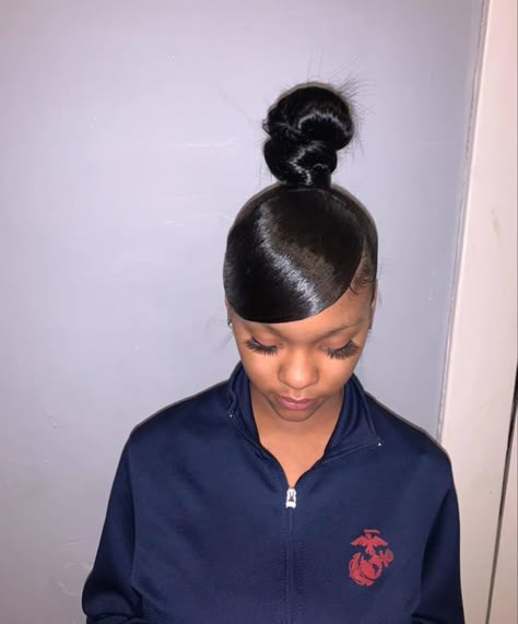 Swoop High Bun, High Bun With Swoop, Bun With Swoop, Knotless Braid Ideas, Swoop Ponytail Weave, Hairstyle Knotless Braids, Knotless Braids Ideas, Traditional Braids, Colored Hairstyles