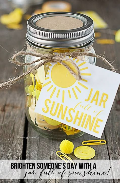 Love this idea! Brighten up someones day with a jar full of sunshine (i.e. all kinds of random yellow items). Magic Jar, Sunshine Crafts, 365 Jar, Sunshine Box, Melted Beads, Quote Jar, Mason Jar Gift, Gratitude Jar, Happy Jar