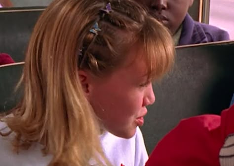 Iconic <em>Lizzie McGuire</em> hairstyles that will give you inspo for your summer 'do Lizzie Mcguire Hairstyles, Lizzie Mcguire Hair, Throwback Hairstyles, Early 2000s Hair, Indie Hairstyles, Indie Hairstyle, 2000s Hair, 2000s Hairstyles, 90s Grunge Hair