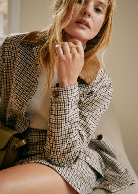 The Sézane Will Jacket features an oversized design in a stylish navy ochre houndstooth pattern. With a classic corduroy collar and large side pockets, this jacket offers both comfort and sophistication. Perfect for layering over your favorite fall outfits, it adds a touch of Parisian flair to any look. Check out our latest arrivals at sezane.com or via the app. French Icons, Smart Jackets, Toil And Trouble, Houndstooth Jacket, French Girl Style, Cotton Textile, Parisian Fashion, Fall Capsule Wardrobe, Belted Jacket