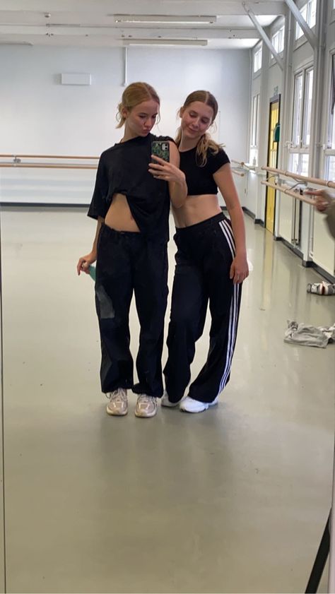 Contemporary Dance Practice Outfits, Dance Class Outfit Aesthetic, Jazz Outfit Dance, Dance College Outfits, Hip Hop Dancers Outfit, Dancing Outfits Aesthetic, Dance Clothes Aesthetic, Dance Outfits Contemporary Practice, Waacking Dance Outfit