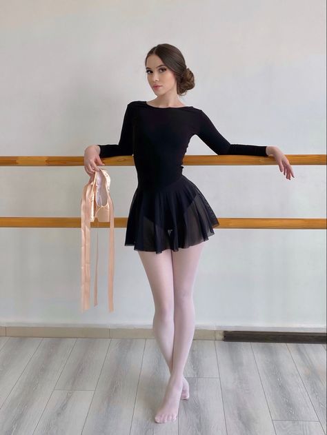 Ballet Attire, Dance Wear Practice, Ballet Inspired Fashion, Ballet Practice, Ballet Hairstyles, Legs Outfit, Ballerina Outfit, Gymwear Outfits, Ballet Beauty