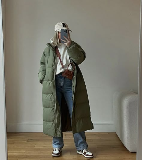 How To Style Green Puffer Jacket, Atum Style, Long Green Jacket Outfit, Long Green Puffer Jacket Outfit, Green Long Puffer Jacket Outfit, Outfits With Long Puffer Jackets, Long Puff Jacket Outfit, Green Long Jacket Outfit, Long Puffy Coat Outfit