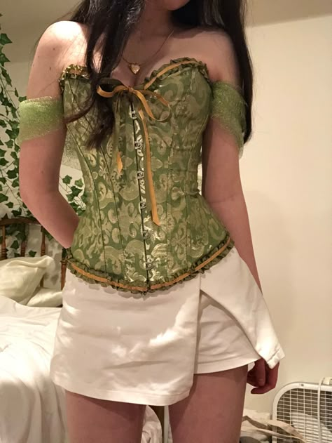 Green Corset Aesthetic, Green Glamour Outfit, Corset Outfit Green, Gold And Green Outfit, Green Gold Outfit, Green Corset Outfit, Green Corsets, Green Gold Aesthetic, Green And Gold Outfit