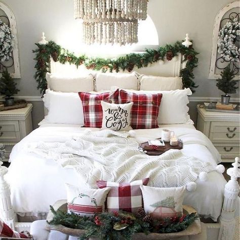 It’s that time of the year to bring out all of your holiday decorations such as Christmas garland and make your home festive for this joyous holiday season. Christmas Bedrooms, Christmas Bedroom Ideas, Nail Christmas, Christmas Bedroom Decor, Free Reign, Holiday Bedroom, Christmas Decorations Apartment, Pretty Christmas Decorations, Winter Bedroom