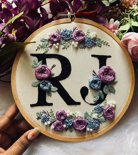 R Letter Embroidery Designs, Hand Embroidery Letter Designs Alphabet, Hand Embroidery Hoop Designs, Alfabet Letters Design, Love Embroidery Ideas, Embroidery Letter Designs, Initials Embroidery, Hand Embroidery Letters, Embroidery Hoop Art Diy