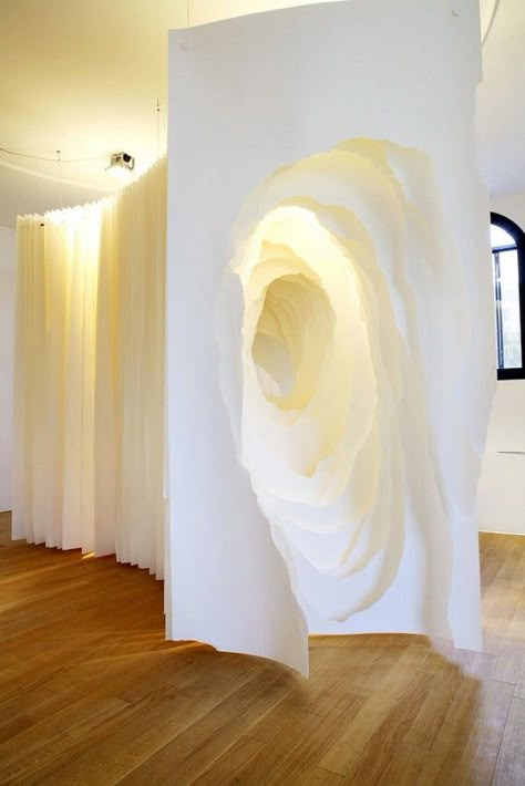 Angela Glajcar est une artiste contemporaine allemande. Son matériau de prédilection pour la conception de ses oeuvres est le papier. Cela fait déjà longte Art Spatial, 3d Studio, Sculpture Installation, Art Installation, Art Installations, Paper Sculpture, Land Art, Abstract Sculpture, Abstract Artists