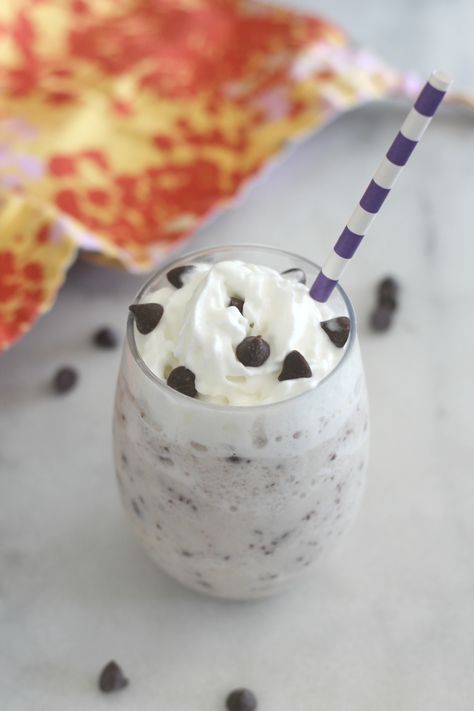 Making a chocolate chip cookie dough frappé is the ultimate after school treat! This recipe makes it so easy. featured at katherines corner Frappe Recipes, Torani Syrup Recipes, Chocolate Chip Frappe, Italian Cream Soda, Cocktails And Dreams, Drinks For Kids, Frappe Recipe, Iced Coffee Recipes, Peach Syrup