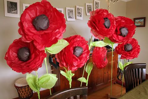 Lyanda Lynn Haupt's Blog - How to Make a Giant Magical Paper Flower Poppy Garden - July 01, 2012 18:26 Wizard Of Oz Halloween, Wizard Of Oz Decor, Wizard Of Oz Theme, Poppy Garden, Fleurs Diy, Folding Origami, Tissue Paper Flowers, Giant Flowers, Theme Halloween