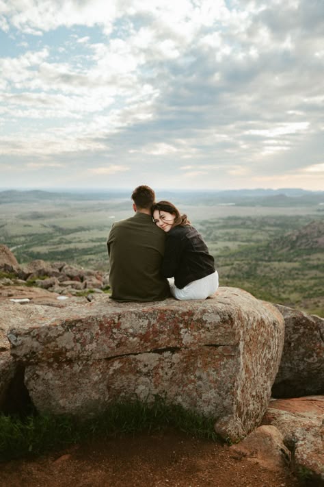 Tattoos Couple Aesthetic, Unique Couples Tattoos, Couples Tattoos Unique, Mountain Poses Photo Ideas, Mountain Photoshoot Ideas, Hiking Pose, Unique Couple Tattoos, Hiking Photoshoot, Mountains Engagement Photos