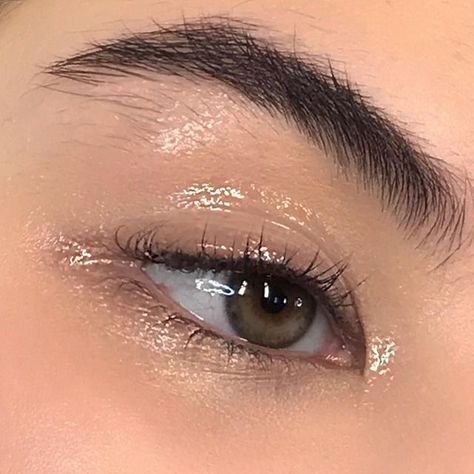 @kocajas Eye Gloss Makeup, Wet Eye Look, Gloss Eye Makeup, Glossy Eye Look, Wet Makeup Look, Wet Makeup, Glossy Lids, Festival Make Up, Natural Makeup Ideas