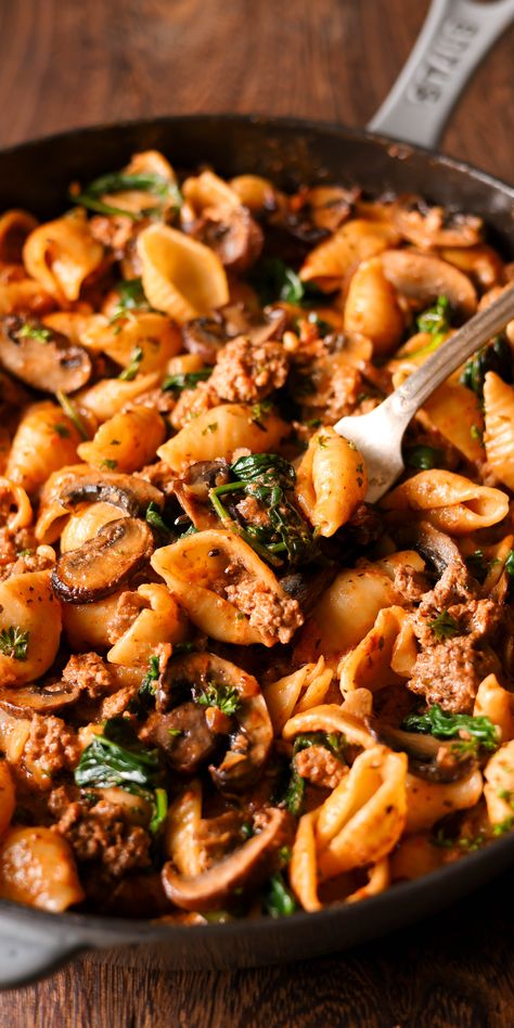 Creamy Beef and Shells in a skillet Hamburger Spinach Recipes, Hamburger And Spinach Recipes, Ground Beef Spinach Recipe, Beef And Spinach Recipes, Beef Spinach Recipe, Beef And Mushroom Recipe, Ground Beef And Spinach, Creamy Beef And Shells, Protein Pasta Recipes