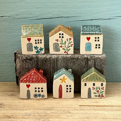 Air Dry Clay Cottage, Ceramic Christmas Houses Painted, House Pottery Ideas, Ceramic House Ornaments, Small Ceramic Houses, Miniature Ceramic Houses, Christmas Clay House, Mini Ceramic Houses, Ceramic Houses Ideas