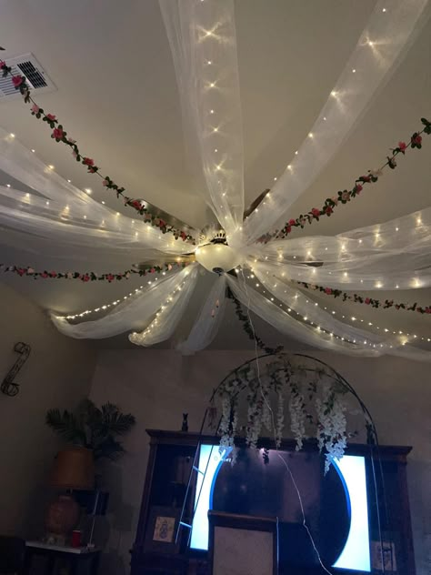 Ceiling Decor Ideas Bedrooms, Fairy Lights Celling, Things Hanging From Ceiling Bedrooms, How To Decorate Ceiling, Witchy Ceiling Decor, Tapestry Ceiling Ideas, Dorm Ceiling Decor, Cute Ceiling Decor, Ceiling Tapestry Ideas Bedroom