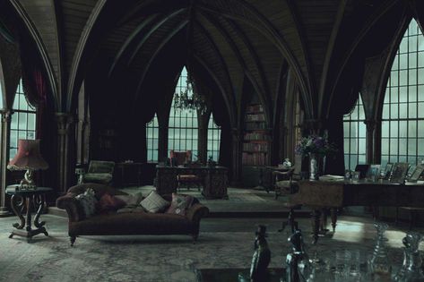 ImageFind images and videos about dark, room and harry potter on We Heart It - the app to get lost in what you love. Slytherin Common Room, Era Victoria, Stile Harry Potter, Gothic Room, Gothic Interior, Slytherin House, Hogwarts Aesthetic, Slytherin Aesthetic, Ange Demon