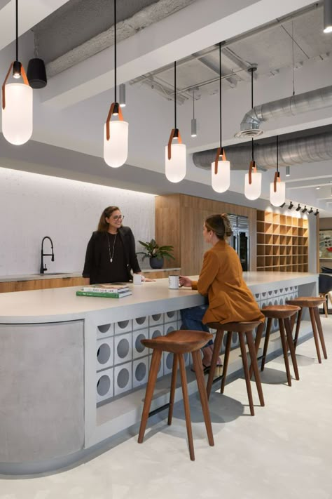 At the breakroom in Banco Itau's Miami LATAM Headquarters, a large concrete-finish island references features of cobogó, a façade element characteristic of Brazilian architecture. Office Kitchen Island, Breakroom Kitchen, Workplace Cafe, Breakroom Ideas, Office Island, Workplace Kitchen, Break Room Design, Brazilian Architecture, Brazilian Culture