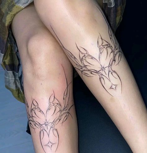 Spiderweb Leg Tattoo, Knee Heart Tattoo, Gothic Heart Tattoo, Heart Knee Tattoo, Spiderweb Heart Tattoo, Spider Heart Tattoo, Knee Tattoo Design, Tattoo Ideas Aesthetic, Black Heart Tattoo