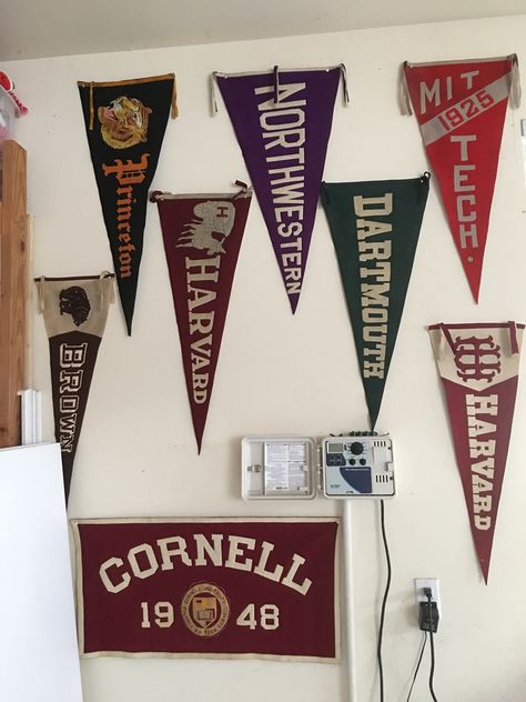 Ivy League Pennants, Ivy League Dorm Room, Ivy League Decor, College Flags Decoration, Vintage University Aesthetic, Uconn Dorm, Vintage College Aesthetic, Shirt Tech Pack, Flag Room Decor