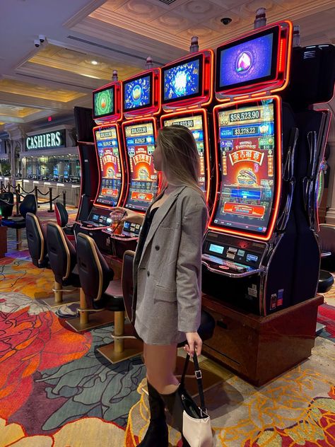 Casino fit Winter Outfits Girl, Winter Outfits Europe, Winter Outfits Nyc, Winter Going Out Outfits, Winter Outfits Blackgirl, Outfits Japan, Go Out Outfit Night, Winter Outfits Korean, Old Money Winter