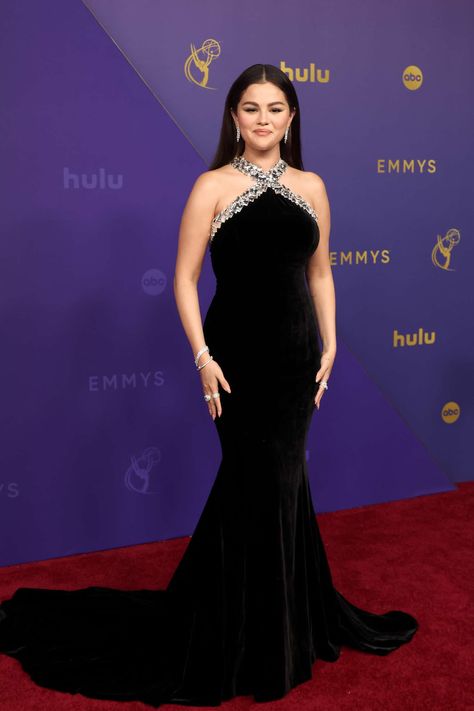 Emmys 2024, Vestidos Oscar, Selena Selena, Emmys Red Carpet, Rich Fashion, Music Things, Best Red Carpet Looks, The Emmys, Red Carpet Look