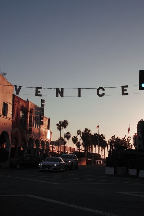 California Venice Beach, La Venice Beach, Venice Beach Sunset, Usa West Coast Road Trip, Venice California Aesthetic, Venice Beach California Aesthetic, Venice Beach Photoshoot, La Beach Aesthetic, La Summer Aesthetic