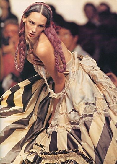 fae547cd7e257def47e8ba6362215a8c Galliano Dior, 90s Runway Fashion, Claudia Schiffer, Naomi Campbell, John Galliano, 인물 사진, Runway Models, Kate Moss, Marilyn Monroe