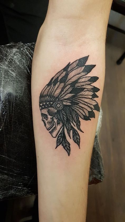 Native American Headdress Tattoo, Indian Head Tattoo, Indian Headdress Tattoo, Indian Skull Tattoos, Native American Tattoo Designs, Headdress Tattoo, Tato Tradisional, Native American Tattoo, Native American Tattoos